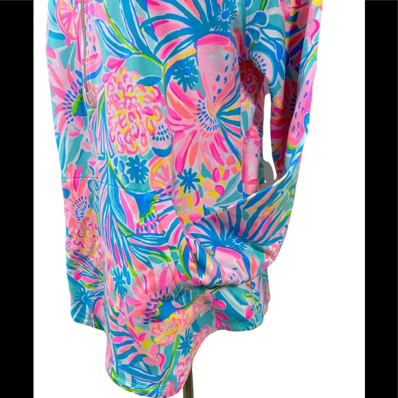 Lilly Pulitzer Skipper Popover Sz M Tropical Punch UPF 50 Top Pocket Rounded Hem - Picture 4 of 8